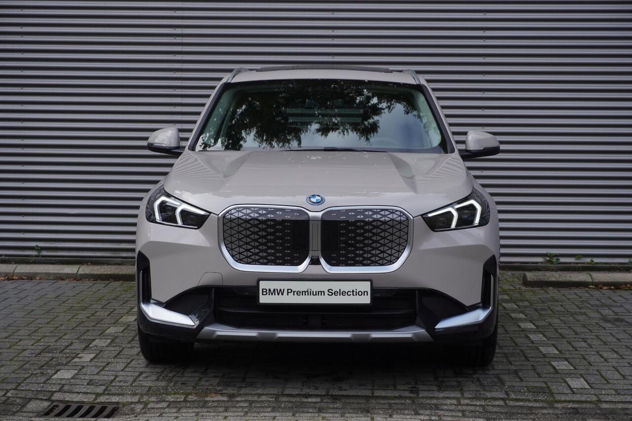 BMW iX1 eDrive20 xLine | Harman-Kardon sound system | BMW Head-Up Display | Parking Assistant Plus | Driving Assistant Plus | Comfort Pack | Trekhaak met elektrisch wegklapbare kogel | Glazen panoramadak
