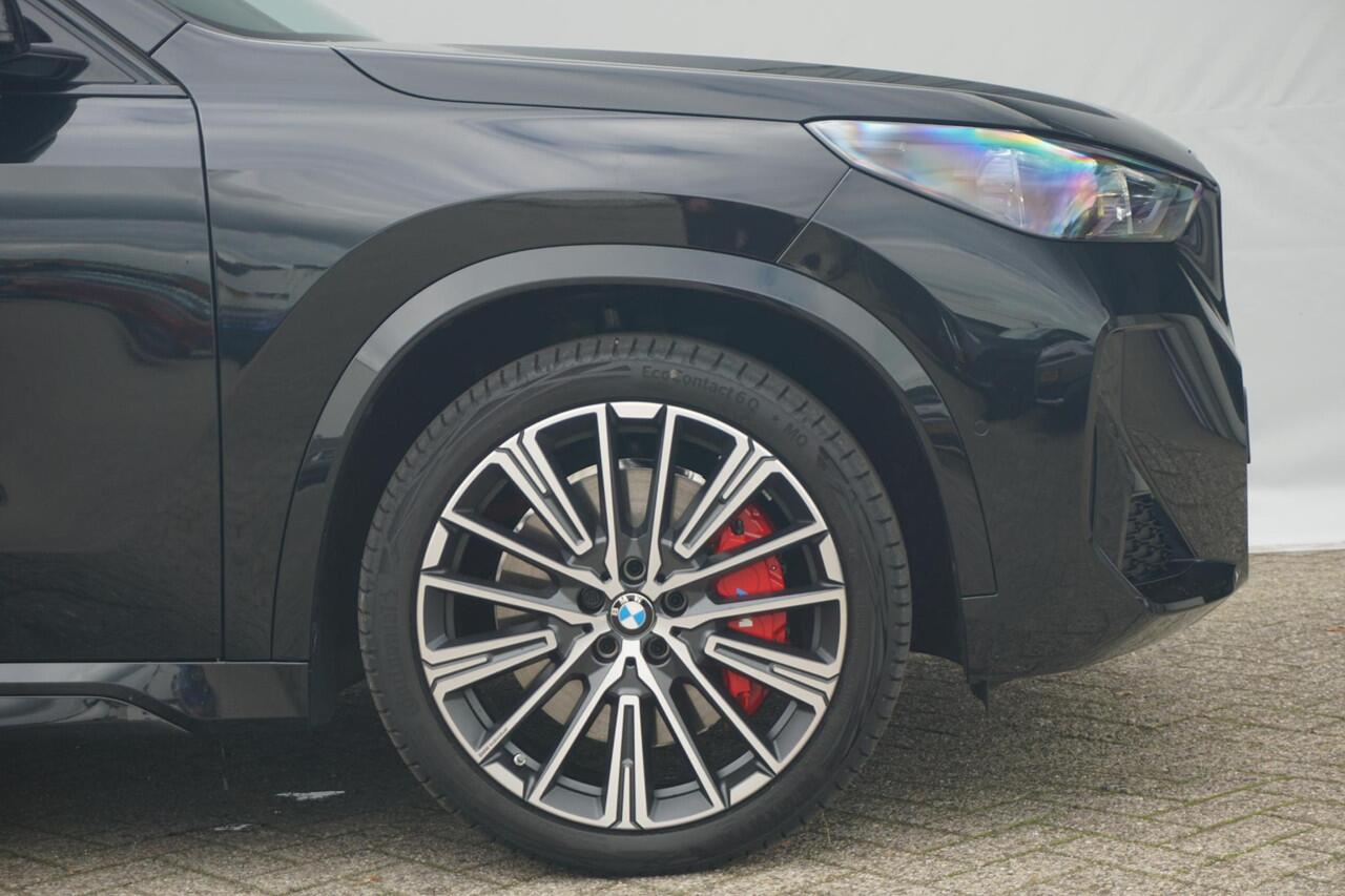 BMW iX1 eDrive20 M Sportpakket Pro 19'' / Panoramadak / Harman Kardon / Stuurwielrand verwarmd / Head-Up Display / Trekhaak
