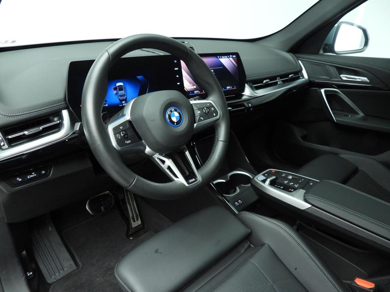 BMW iX1 xDrive30 | M-Sportpakket | LED | Leder | Navigatie | Schuifdak | Stoelverwarming | DAB | Alu 19 inch