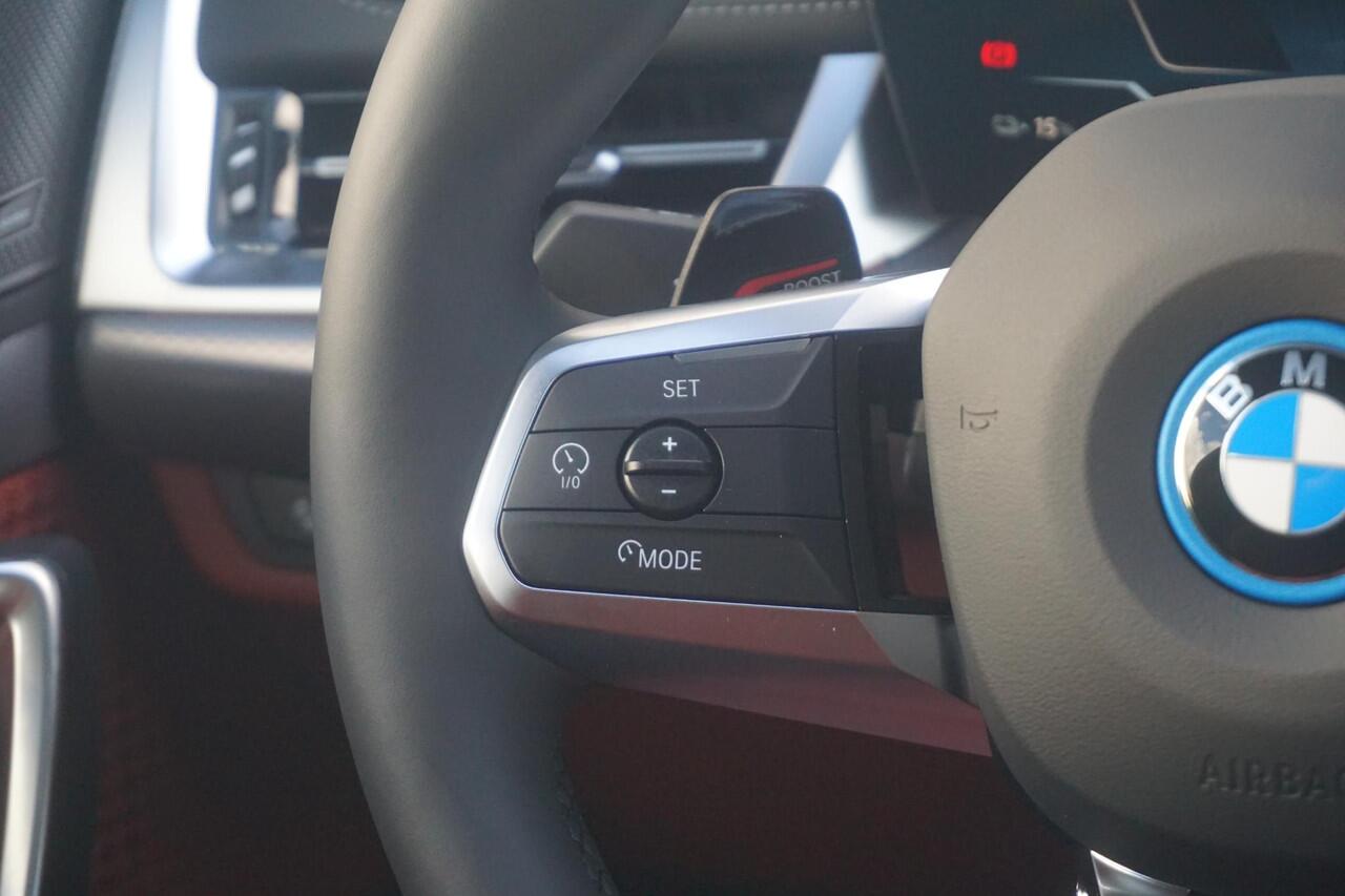 BMW iX1 eDrive20 M Sportpakket Pro 19'' / Panoramadak / Harman Kardon / Stuurwielrand verwarmd / Head-Up Display / Trekhaak