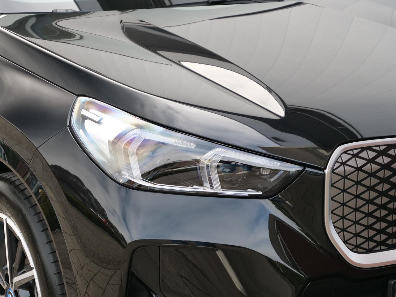 BMW iX1 eDrive20 67 kWh 204 Pk M-sport pakket Pano-dak / Trekhaak / DAB / Navi / Apple Carplay