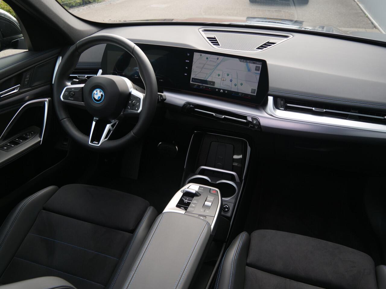 BMW iX1 eDrive20 67 kWh 204 Pk M-sport pakket Pano-dak / Trekhaak / DAB / Navi / Apple Carplay