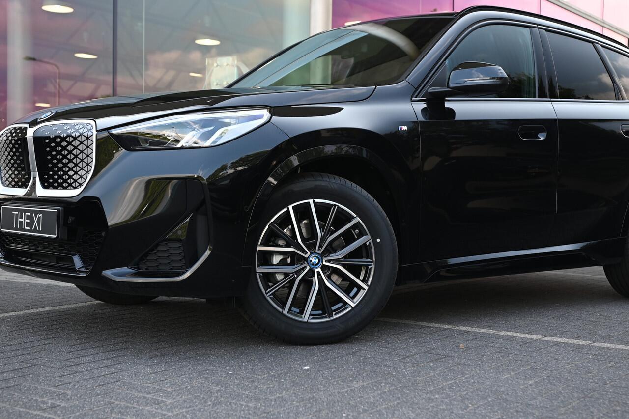 BMW iX1 eDrive20 M Sport / Sportstoelen / M Adaptief onderstel / Parking Assistant / Stoelverwarming