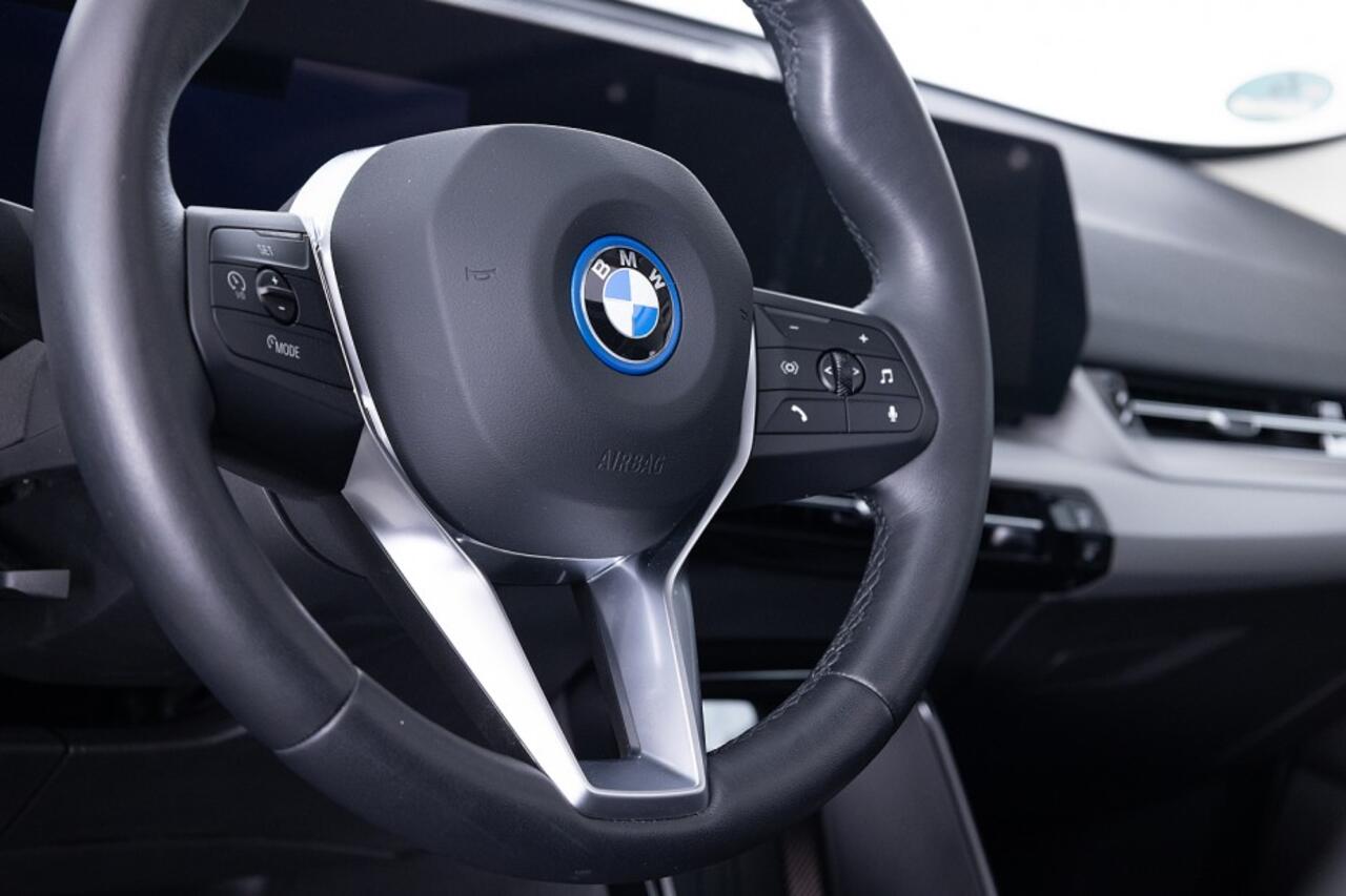 BMW iX1 eDrive20 67 kWh | PANORAMADAK | Full LED ? 1e Eigenaar | SOH 98,6%