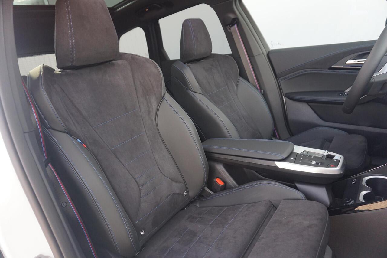 BMW iX1 eDrive20 M Sport Pro | Trekhaak / Head-up / Harman Kardon / Comfortstoelen Elektrische Stoelen met geheugen + Massagefunctie / Rondomzicht camera / Cruise control adaptief