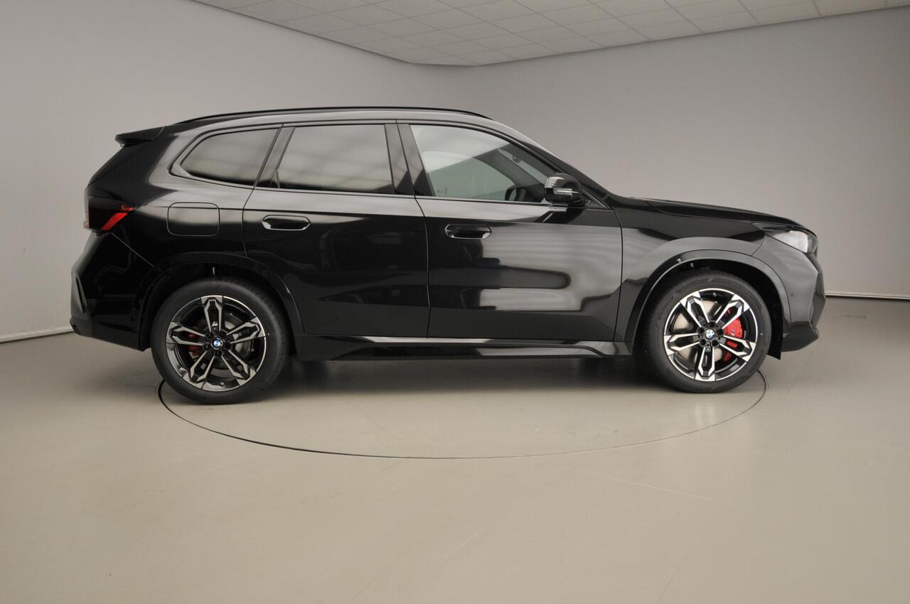 BMW iX1 eDrive20 M-Sportpakket / Trekhaak / Panoramadak / Harman-Kardon / Getint glas / Alu wielen 19 inch