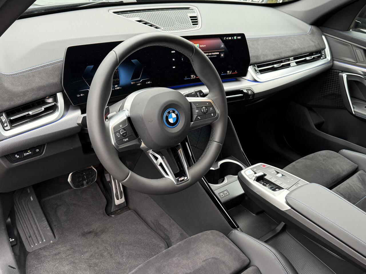 BMW iX1 eDrive20 | M-Sport | 18'' | Camera | Panorama | Getint Glas | Stoelverw.