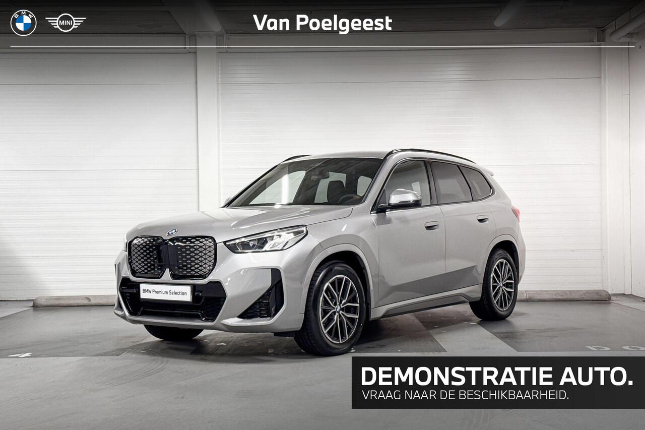 bmw-ix1-edrive20--m-sport--drivin