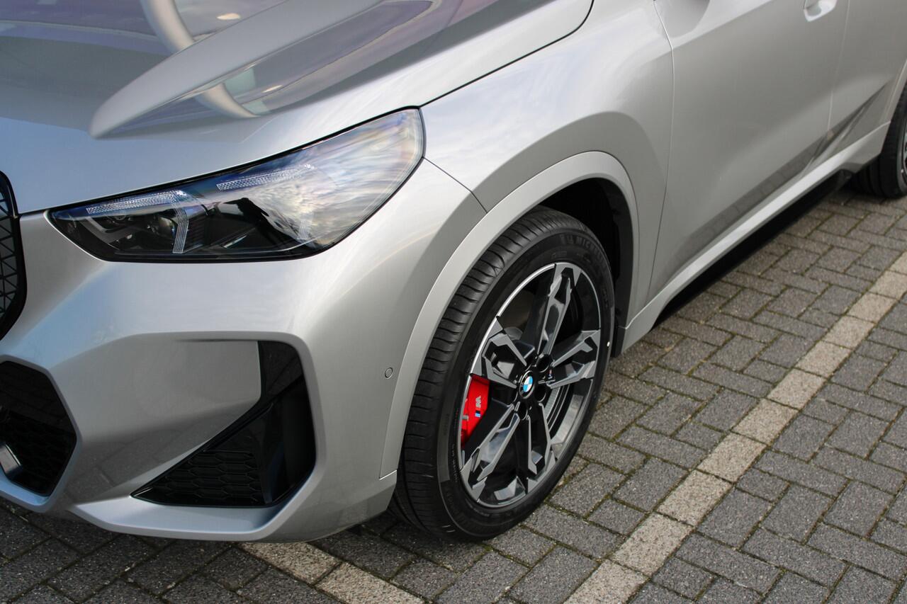 BMW iX1 eDrive20 M Sport / Panoramadak / Trekhaak / Sportstoelen / M Adaptief onderstel / Comfort Access / Head-Up / Adaptieve LED / Parking Assistant Plus