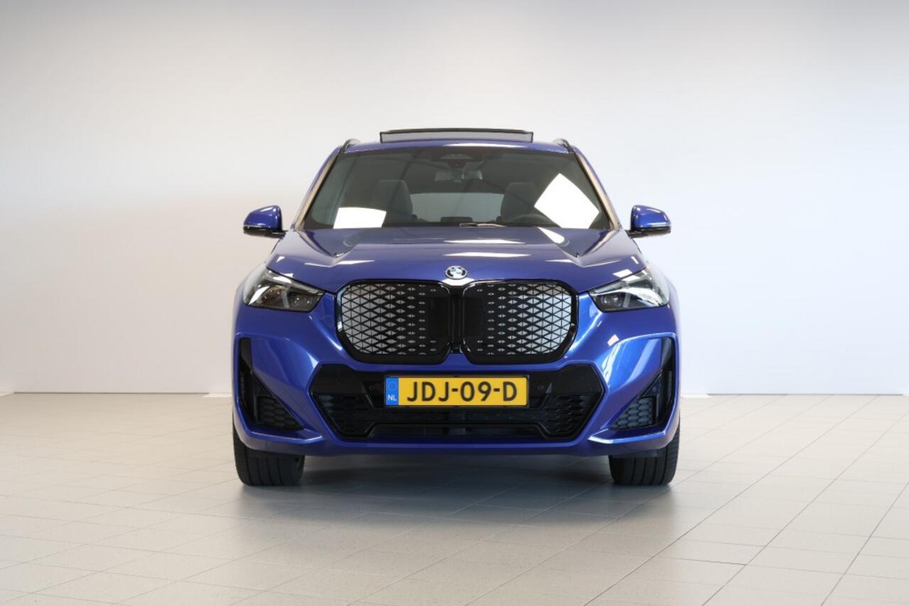 BMW iX1 xDrive30 67 kWh M Sport Edition - Pano - Trekhaak - Head-Up