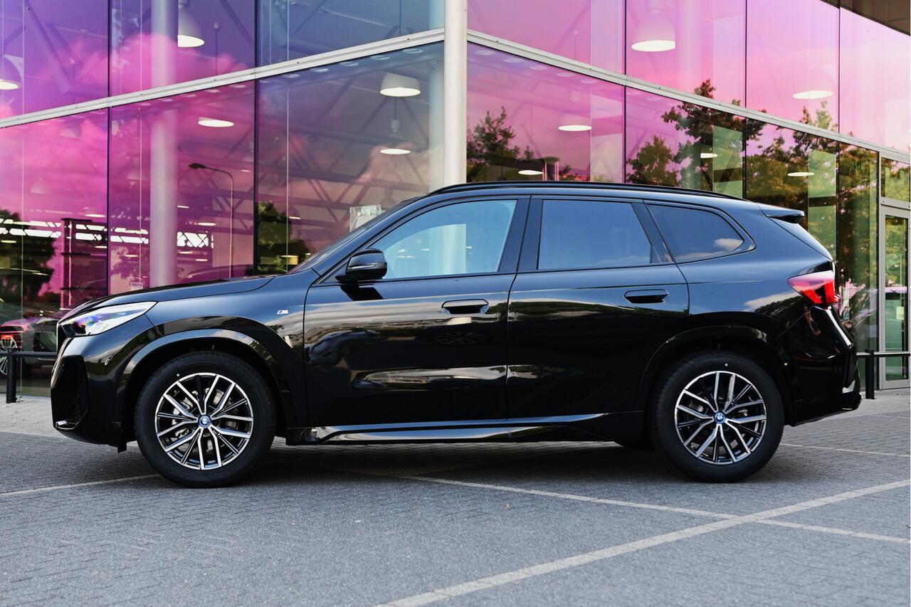 BMW iX1 eDrive20 M Sport / Sportstoelen / M Adaptief onderstel / Parking Assistant / Stoelverwarming