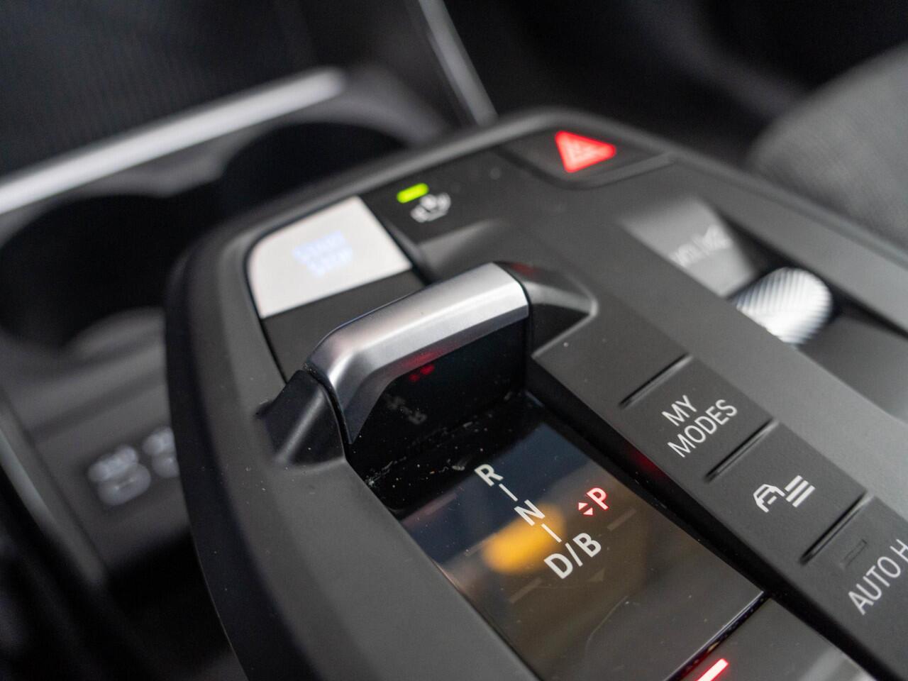 BMW iX1 xDrive30 | Driving Assistant Plus | Achteruitrijcamera | Sportstoelen | PDC | 17''