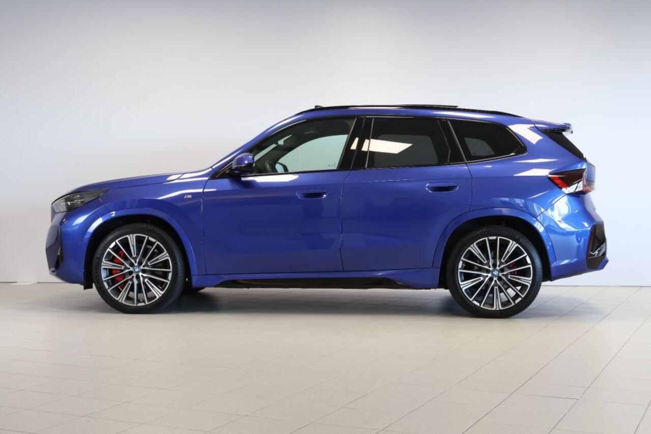 BMW iX1 xDrive30 67 kWh M Sport Edition - Pano - Trekhaak - Head-Up