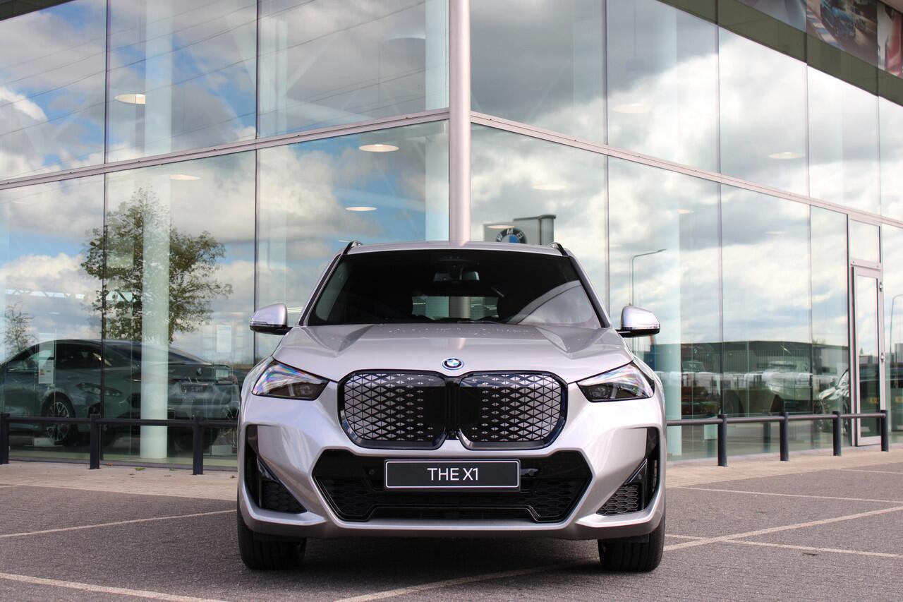 BMW iX1 eDrive20 M Sport / Sportstoelen / Achteruitrijcamera / Comfort Access / M Adaptief onderstel / Adaptieve LED / Parking Assistant / Stuurverwarming
