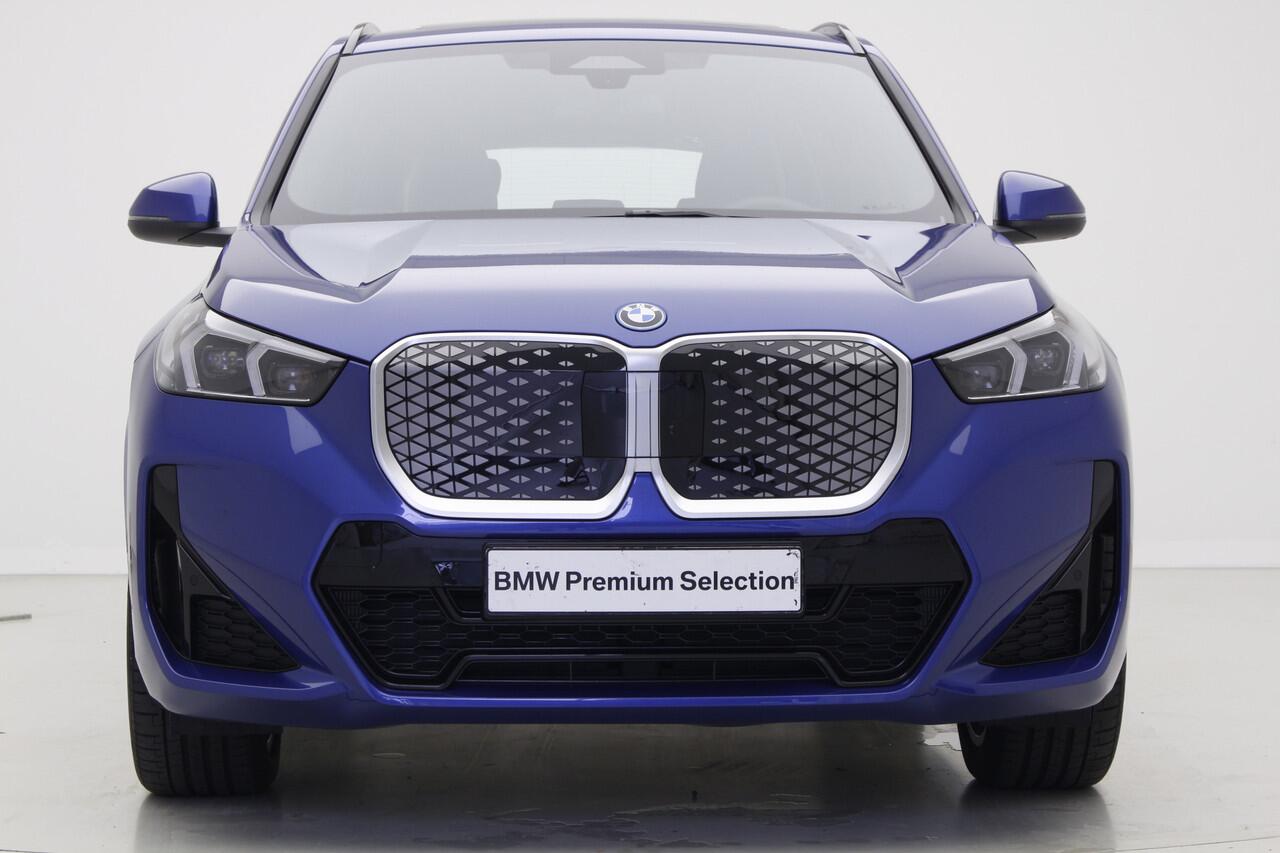 BMW iX1 eDrive20 67 kWh M-Sport | 19" | Panorama | Trekhaak | Premium Pack | Nu voor 42.495,-