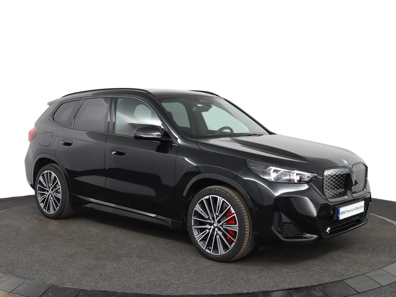 BMW iX1 eDrive20 67 kWh M Sportpakket Pro | Panoramadak | Harman-Kardon | Driving Assistant Plus | Comfort Access | 20 inch