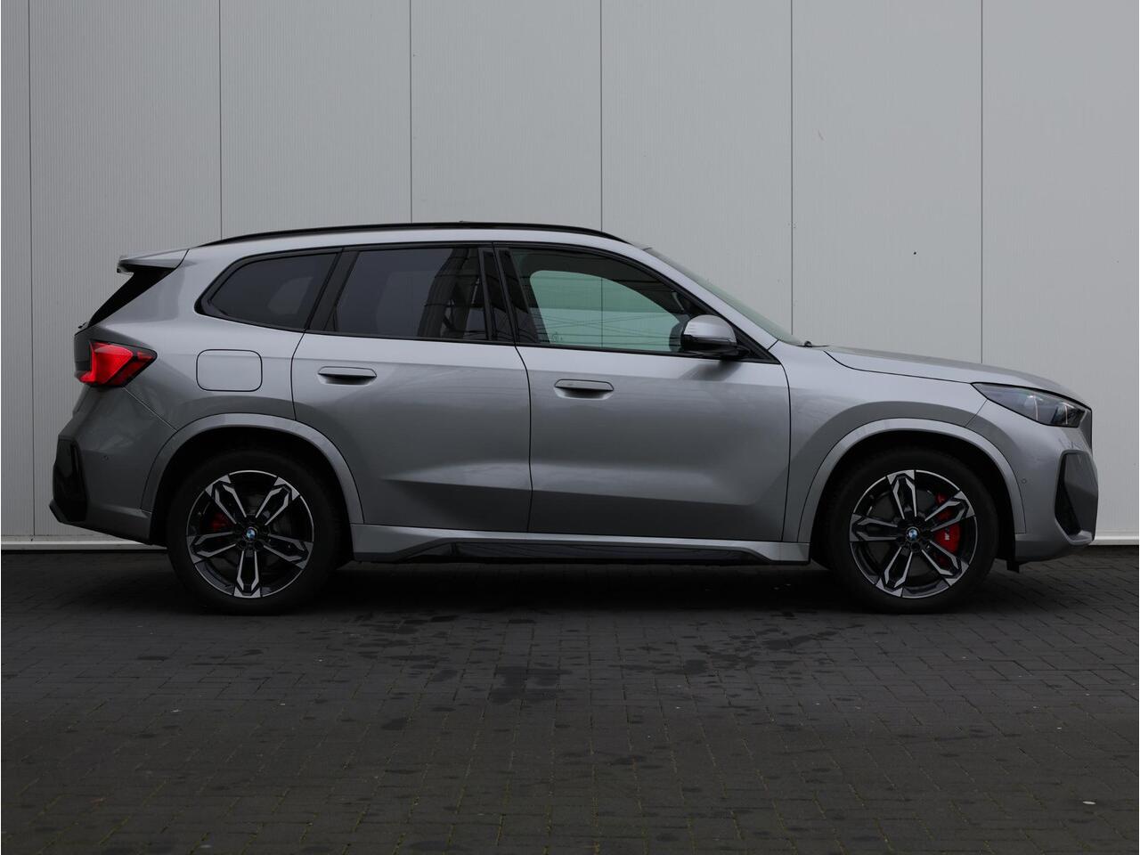 BMW iX1 eDrive20 67 kWh M Sport Edition M Sportpakket Pro/ Verwarmd Stuurwiel/ Comfort Access/ Elektrische Trekhaak/ panoramadak/ Stoelverwarming/ Head-Up/ Harman-Kardon