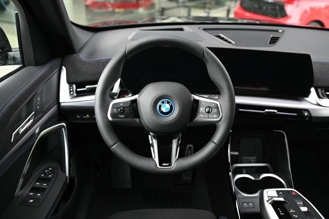 BMW iX1 eDrive20 M Sport / Panoramadak / Trekhaak / Sportstoelen / Achteruitrijcamera / M Adaptief onderstel / Comfort Access / Adaptieve LED