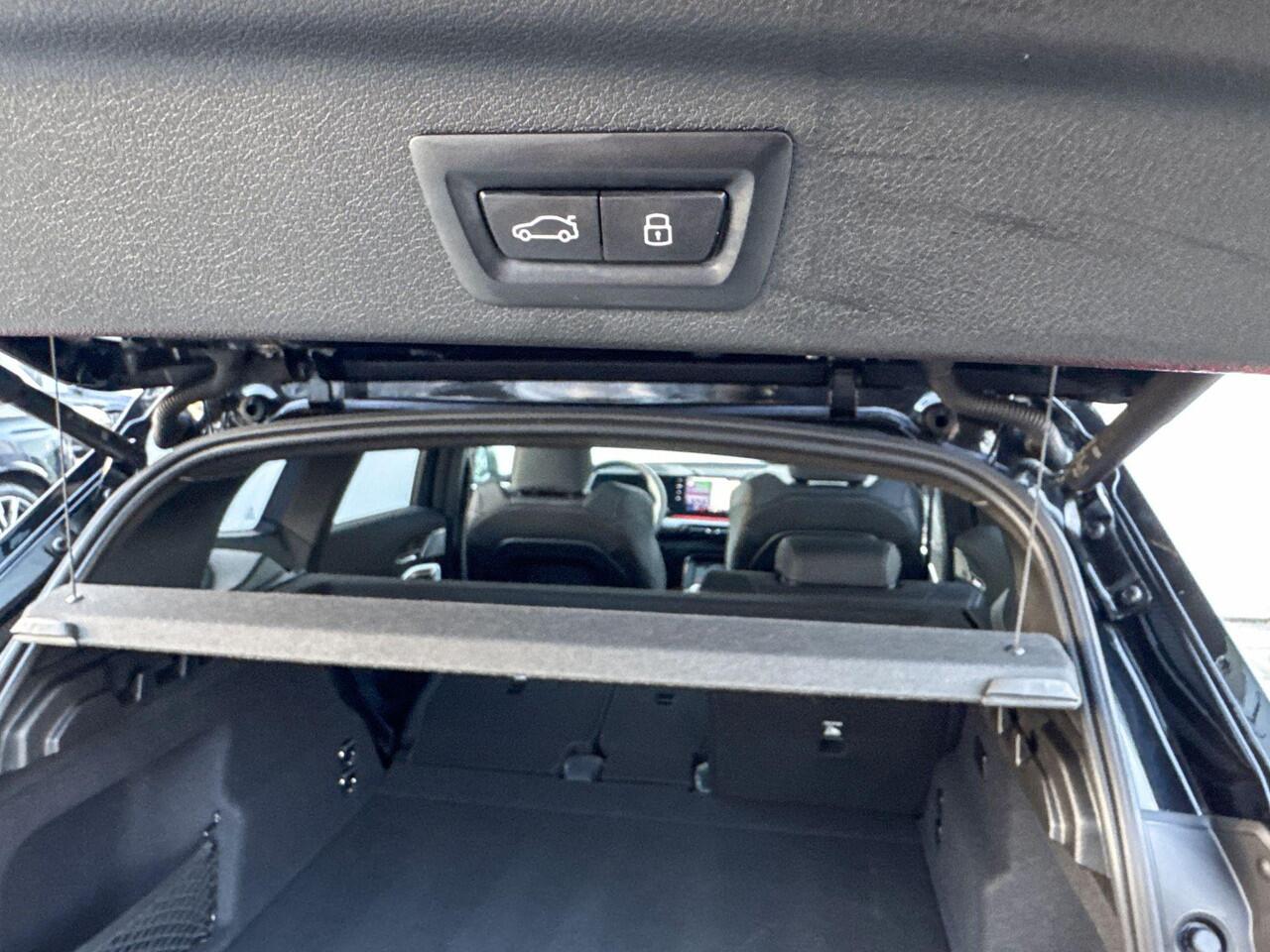 BMW iX1 xDrive30 M-Sport / Driving Assistant Professional / Glazen Schuifdak / Parking Assistant Plus / Head Up / Trekhaak Zwenkbaar / 19 Inch