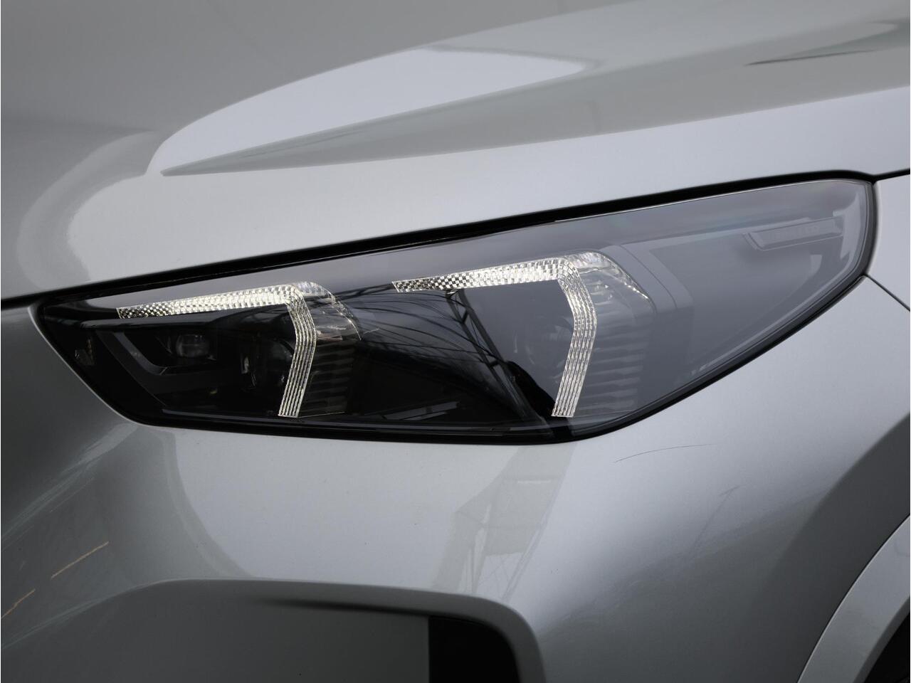 BMW iX1 eDrive20 67 kWh M Sport Edition M Sportpakket Pro/ Verwarmd Stuurwiel/ Comfort Access/ Elektrische Trekhaak/ panoramadak/ Stoelverwarming/ Head-Up/ Harman-Kardon