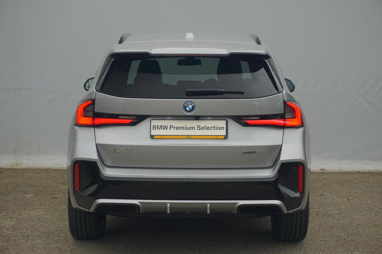 BMW iX1 eDrive20 M Sport / Premium Pack / Comfort Pack / Elektrische Stoelen / Trekhaak | Ekris Selection