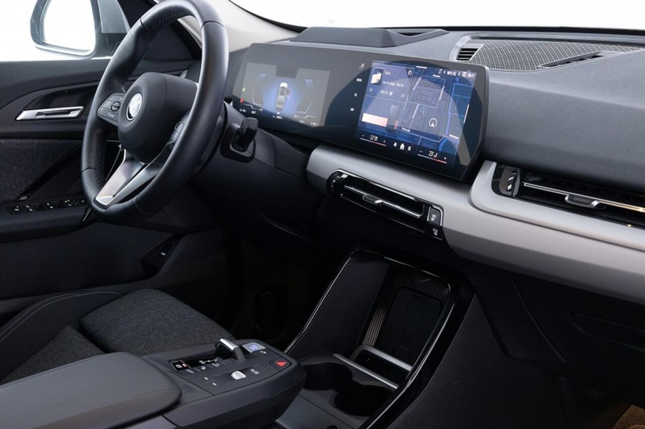 BMW iX1 eDrive20 67 kWh | PANORAMADAK | Full LED ? 1e Eigenaar | SOH 98,6%