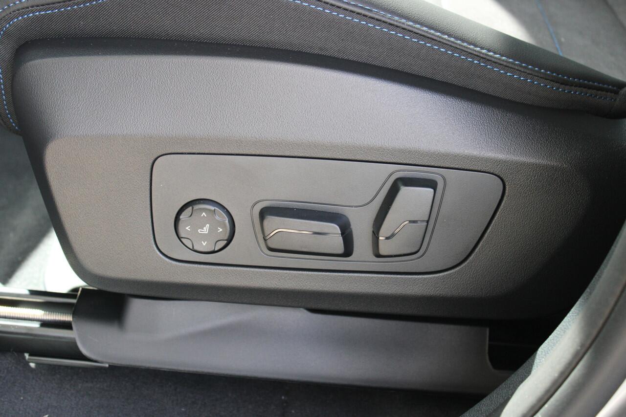 BMW iX1 eDrive20 M Sport / Sportstoelen / Achteruitrijcamera / Comfort Access / M Adaptief onderstel / Adaptieve LED / Parking Assistant / Stuurverwarming