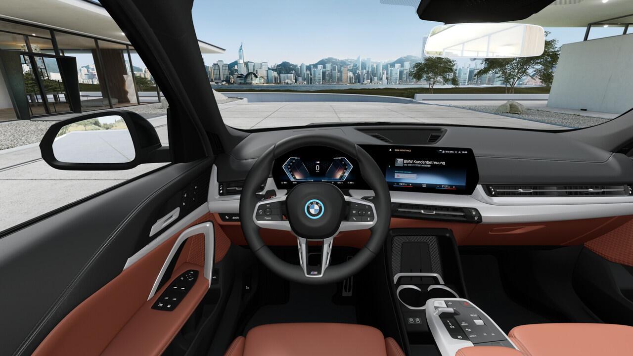 BMW iX1 eDrive20 M Sport / Sportstoelen / Achteruitrijcamera / M Adaptief onderstel / Comfort Access / Adaptieve LED / Stoelverwarming