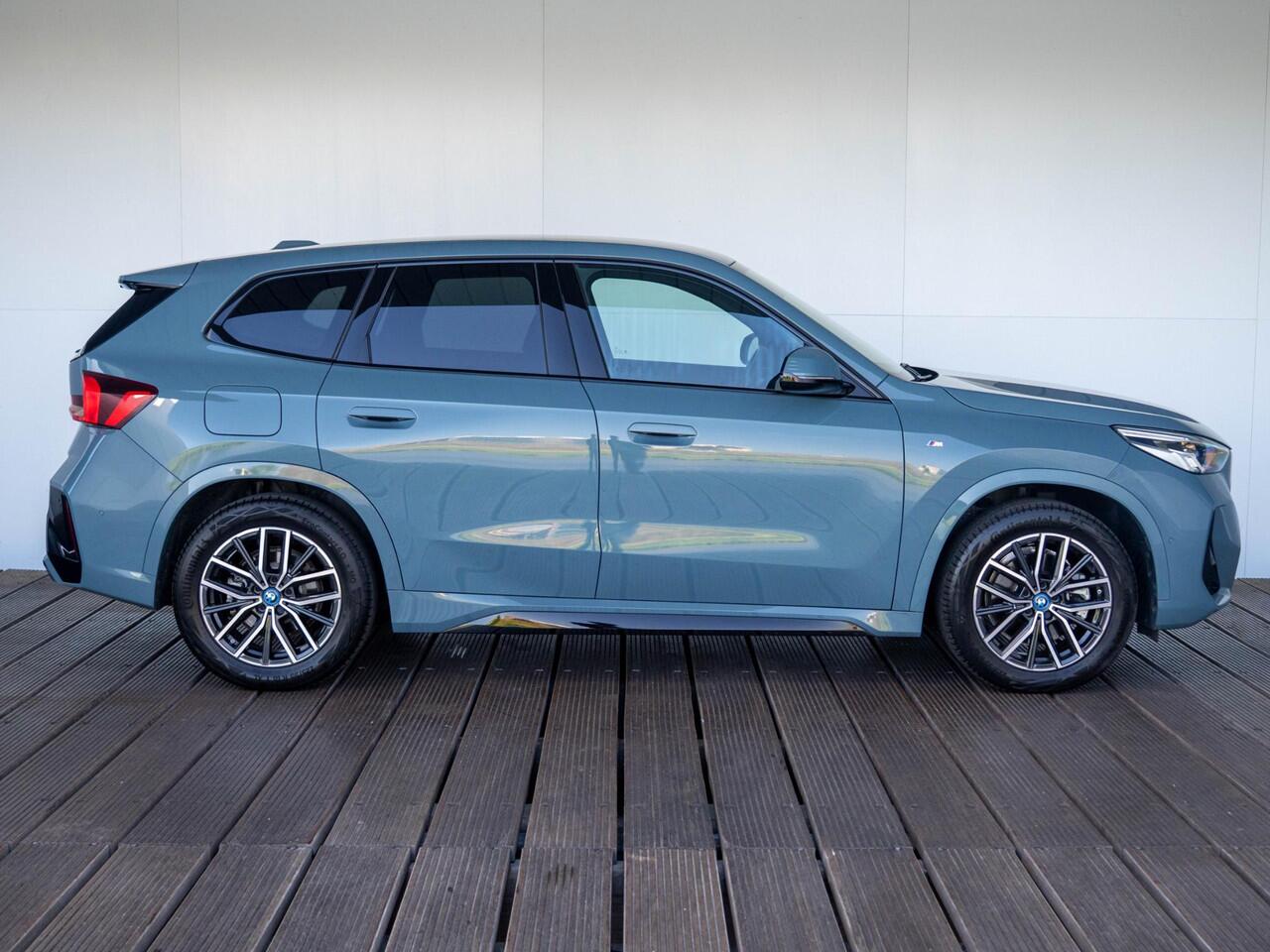 BMW iX1 xDrive30 | M Sportpakket | Parking Assistant | Isofix | Achteruitrijcamera | 18'' | Trekhaak