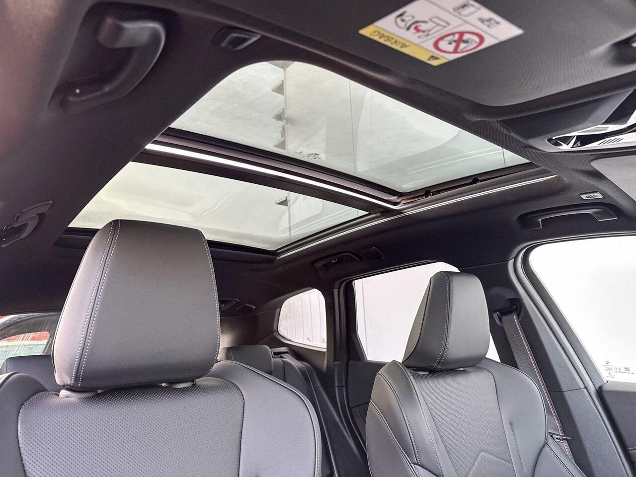 BMW iX1 xDrive30 M-Sport / Driving Assistant Professional / Glazen Schuifdak / Parking Assistant Plus / Head Up / Trekhaak Zwenkbaar / 19 Inch