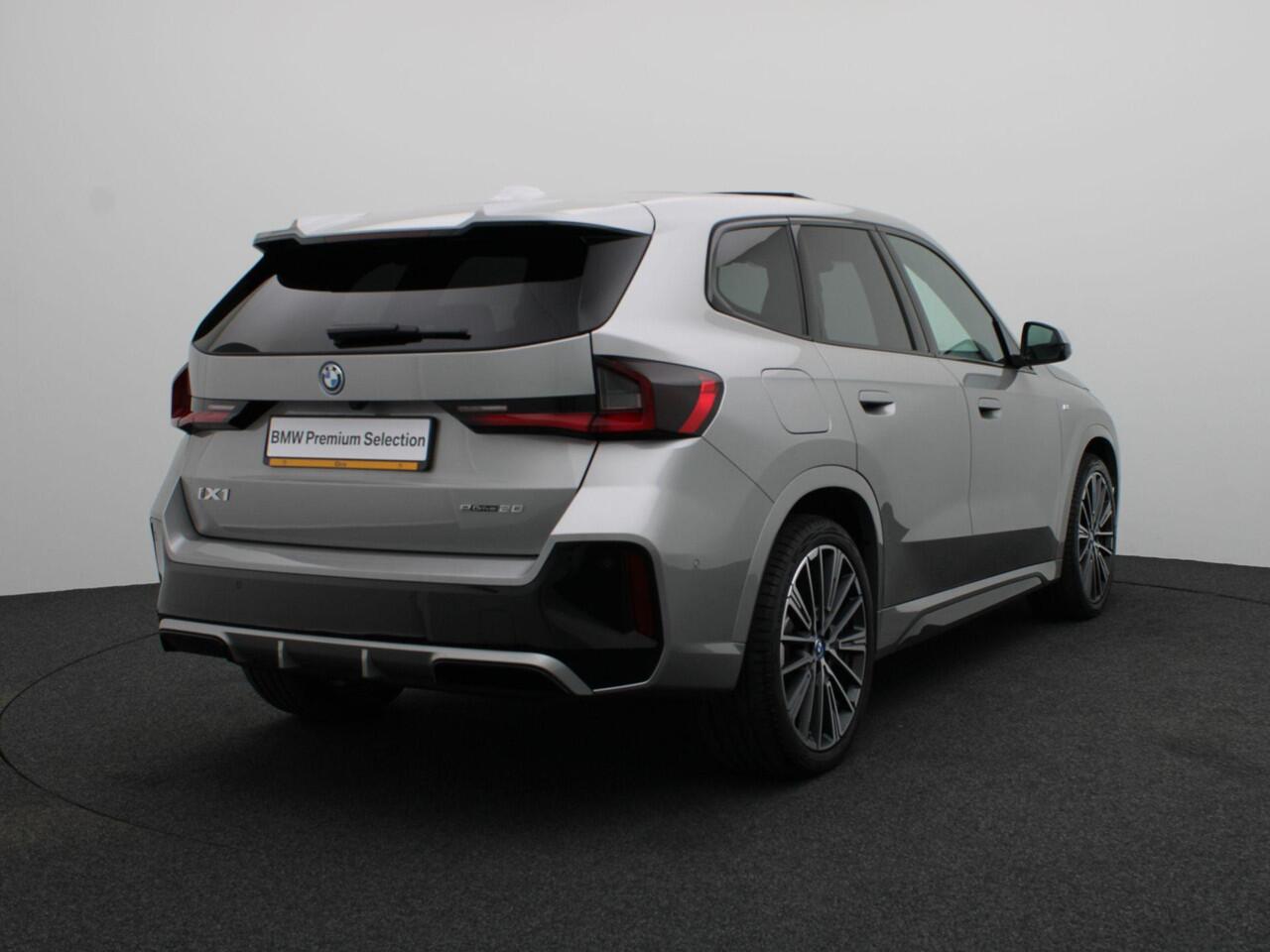 BMW iX1 eDrive20 M Sportpakket Pro | Premium Pack | Comfort Pack | Stuurwielrand Verwarmd | Panoramadak | Elektrisch Verstelbare Sportstoelen | Harman Kardon | 20''