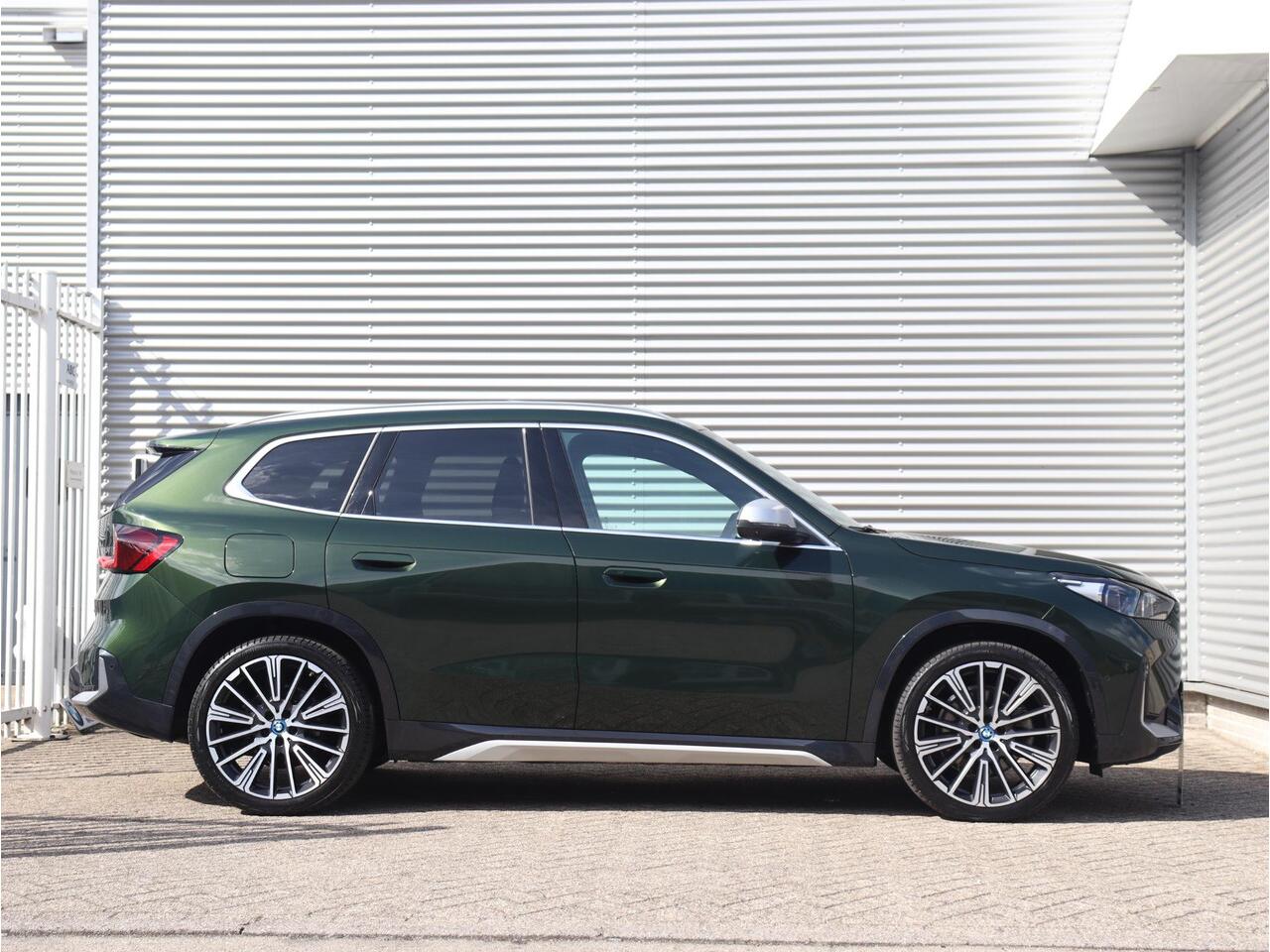 BMW iX1 xDrive30 | X-Line | Panodak | Trekhaak | Harman Kardon | Head-Up | Parking Assistant Plus | Comfort Access | Elektr. Voorstoel | Stuurwielverwarming | 20'' LMV