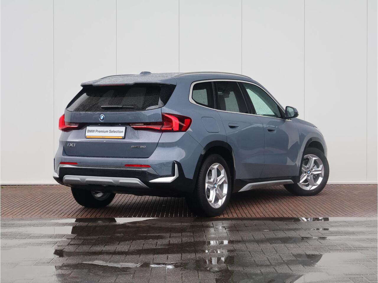 BMW iX1 eDrive20 67 kWh Nieuw/ X-Line/ Verwarmd Stuurwiel/ Sportstoelen/ Harman-Kardon/ Elektrische Trekhaak/ Achteruitrijcamera/ Stoelverwarming