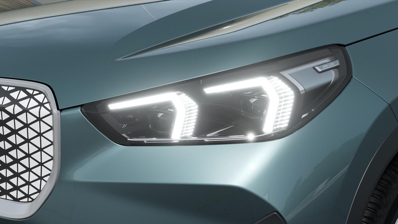 BMW iX1 eDrive20 Pure Edition / Adaptieve LED / Comfort Access / Parking Assistant / Stoelverwarming