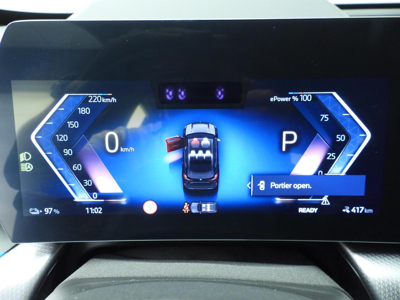 BMW iX1 eDrive20 M-Sportpakket / Trekhaak / Panoramadak / Harman-Kardon / Getint glas / Alu wielen 19 inch