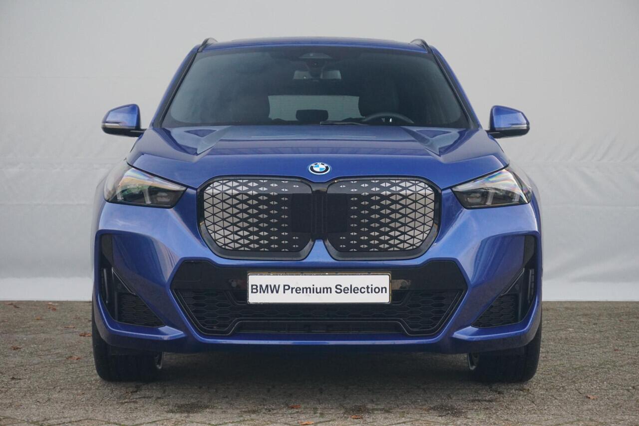 BMW iX1 eDrive20 M Sportpakket Pro 19'' / Panoramadak / Harman Kardon | Ekris Selection