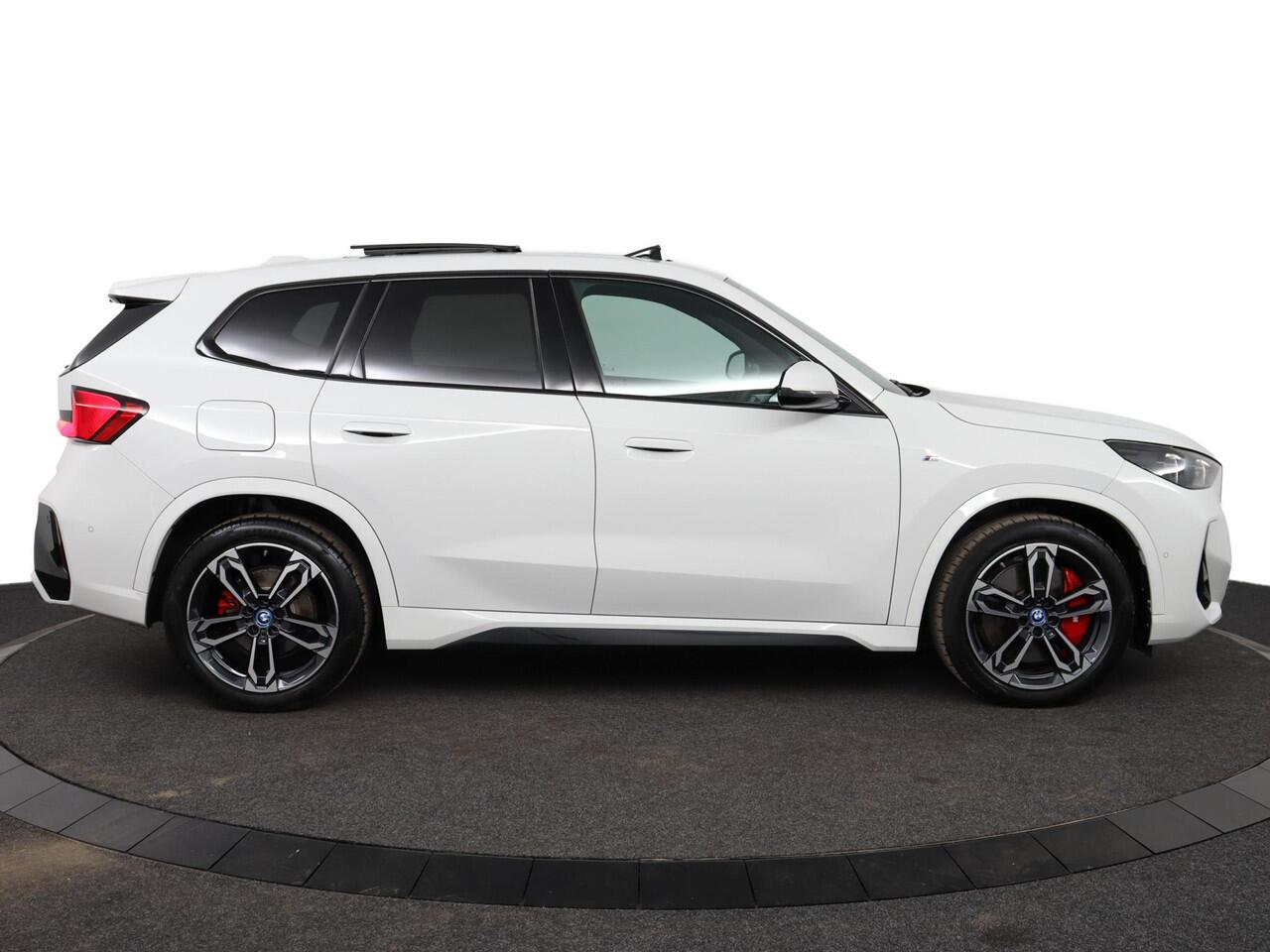 BMW iX1 eDrive20 67 kWh | M Sportpakket Pro | Comfort Access | Panoramadak | Harman-Kardon | Achteruitrijcamera | M Adaptief onderstel | Verwarmde Voorstoelen