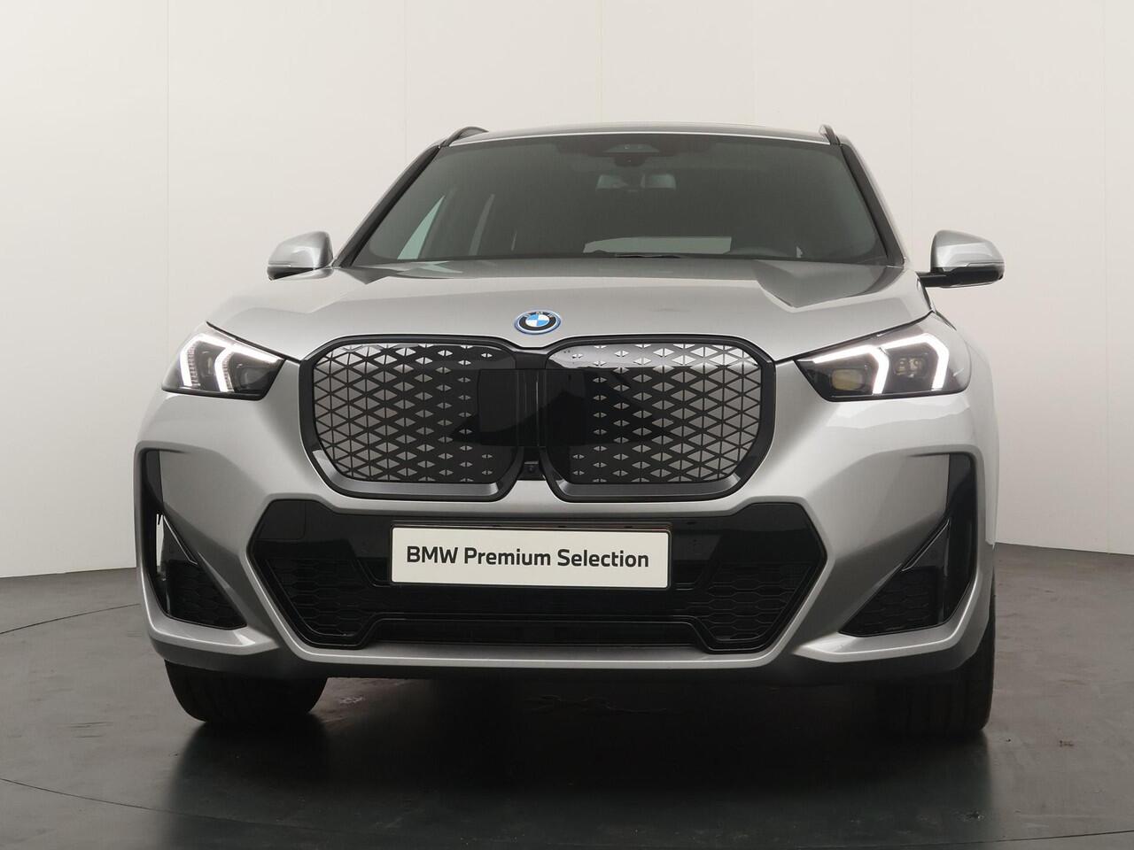 BMW iX1 eDrive20 67 kWh M-Sport Pro | Adaptive Cruise | Panoramadak | Harman Kardon | Elektrische stoelbediening | 19''