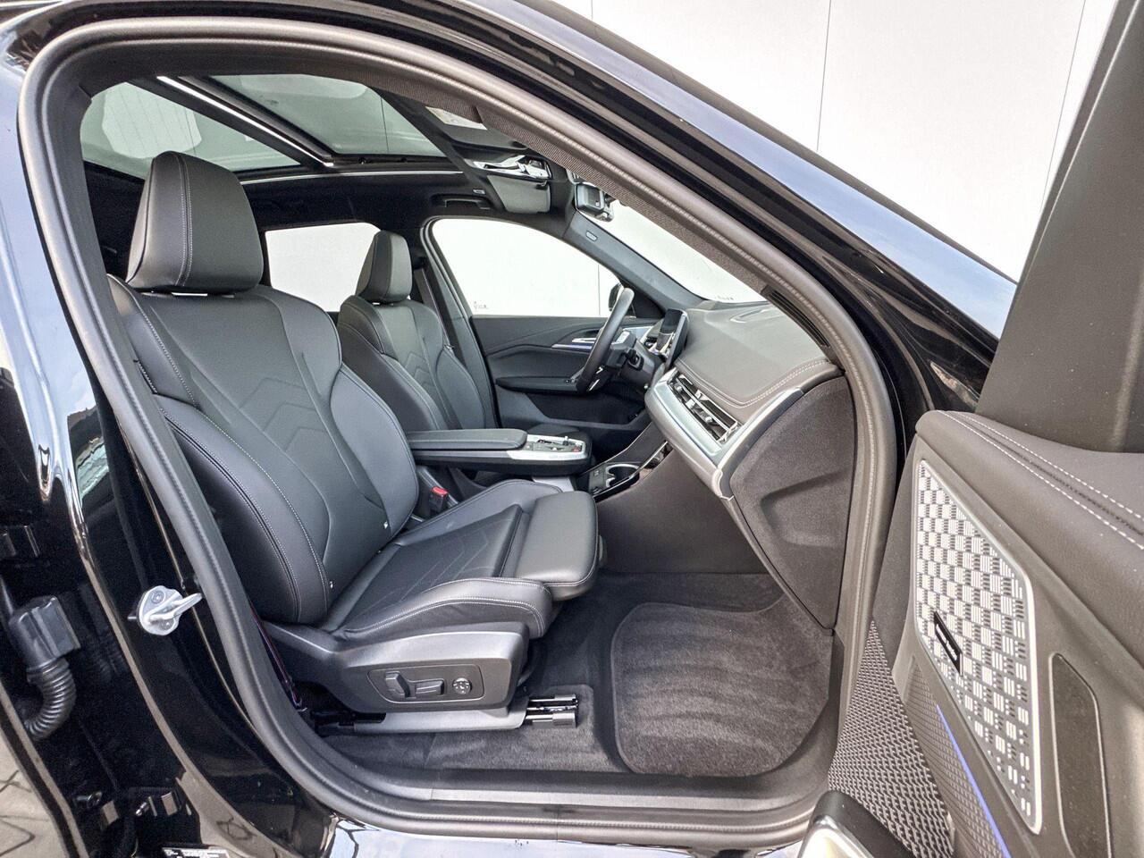 BMW iX1 xDrive30 M-Sport / Driving Assistant Professional / Glazen Schuifdak / Parking Assistant Plus / Head Up / Trekhaak Zwenkbaar / 19 Inch