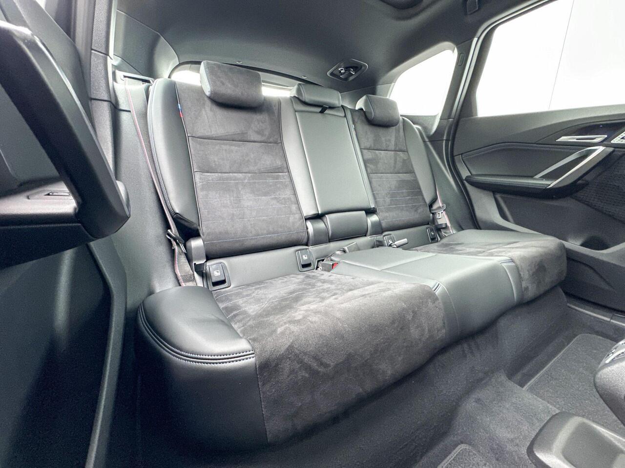 BMW iX1 eDrive20 M Sport Pro / Harman Kardon / Glazen Schuifdak / Head-Up / Driving Assistant Professional / Stoelverwarming / Stuurwielrandverwarming / 19 Inch