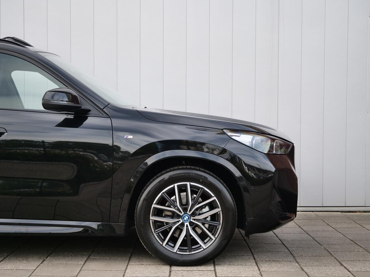 BMW iX1 eDrive20 67 kWh 204 Pk M-sport pakket Pano-dak / Trekhaak / DAB / Navi / Apple Carplay