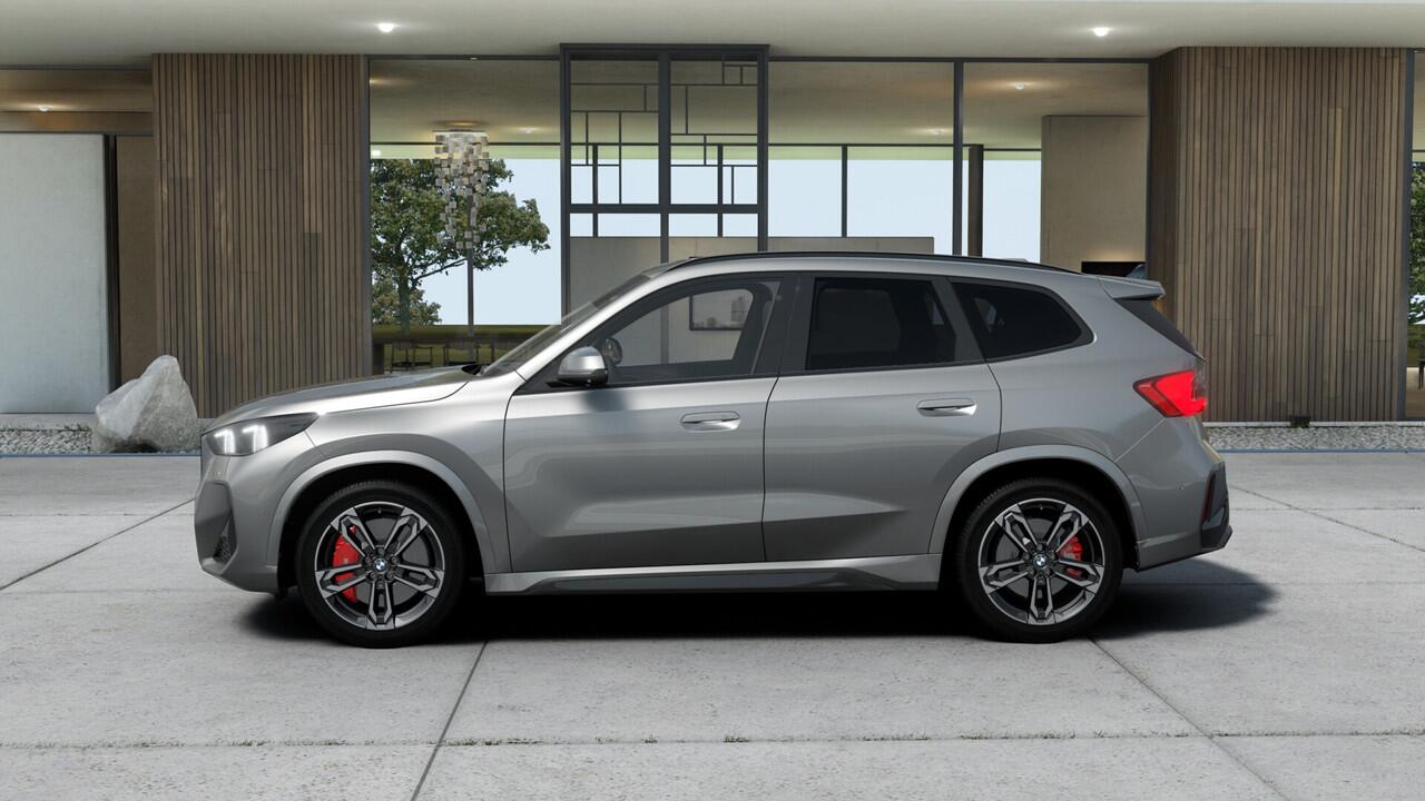 BMW iX1 eDrive20 M Sport / Trekhaak / Sportstoelen / Achteruitrijcamera / M Adaptief onderstel / Comfort Access / Head-Up / Adaptieve LED / Parking Assistant Plus