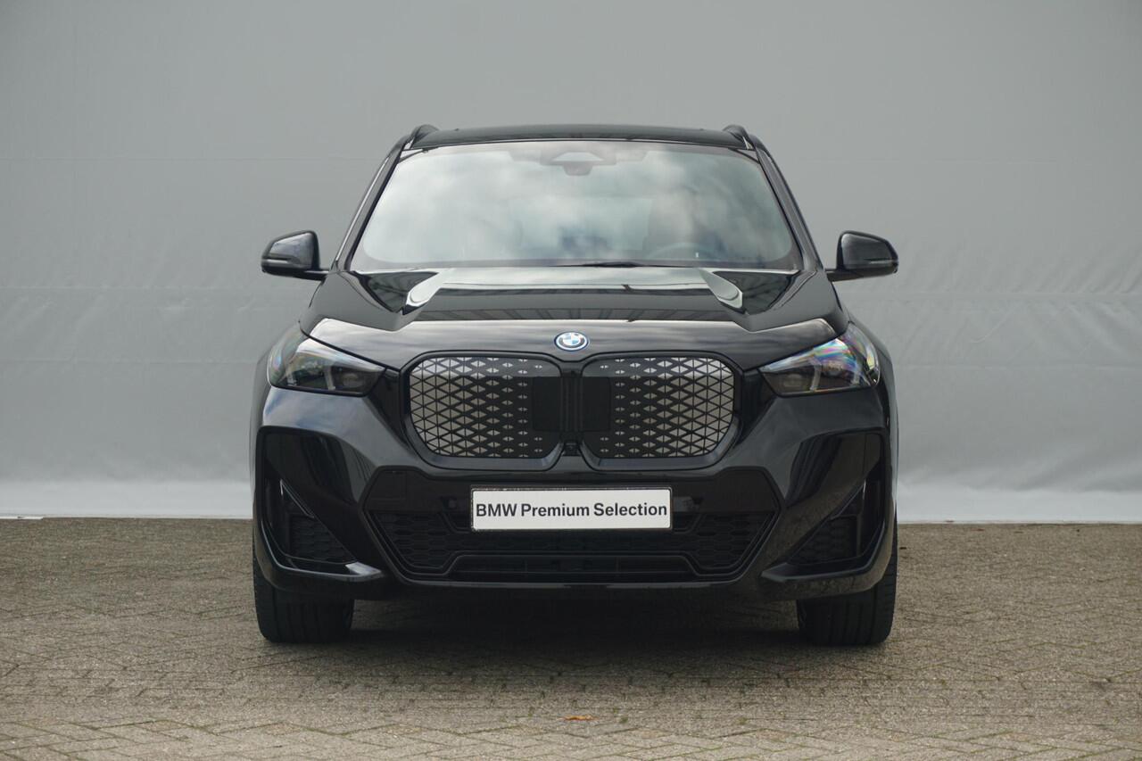 BMW iX1 eDrive20 M Sportpakket Pro 19'' / Panoramadak / Harman Kardon / Stuurwielrand verwarmd / Head-Up Display / Trekhaak
