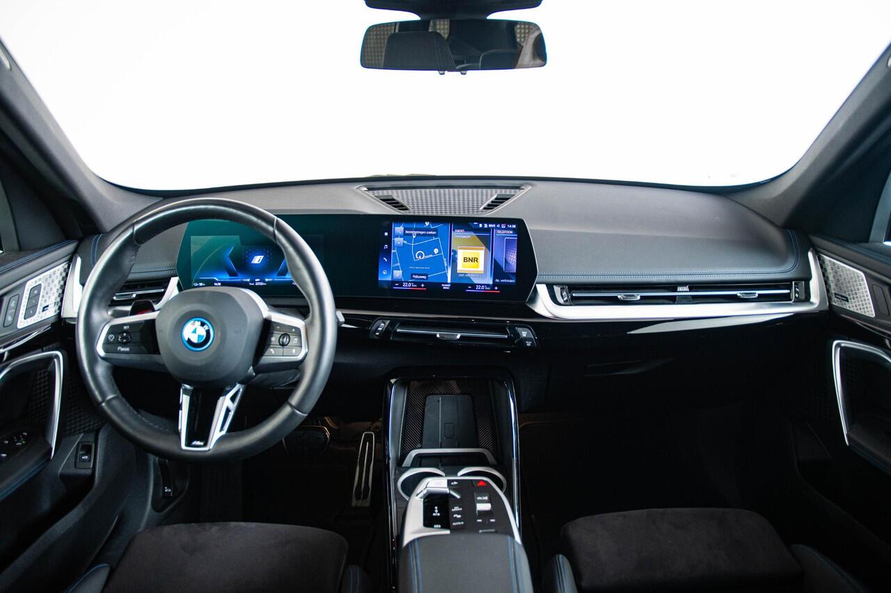 BMW iX1 xDrive30 Launch Edition 67 kWh M Sport - Trekhaak - Driving Assistant Plus - Comfort Access - Elektrisch verstelbare/verwarmde voorstoelen - Grootlichtassistent - Actieve bestuurdersstoel -