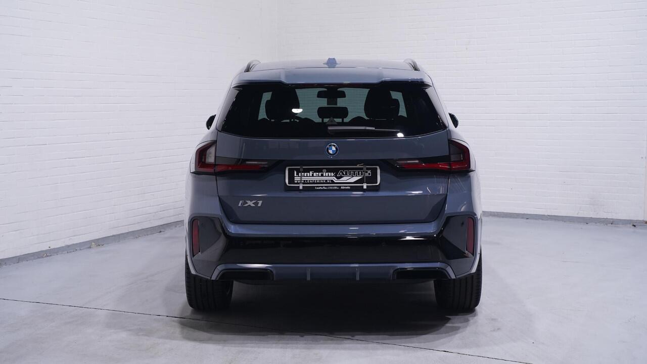 BMW iX1 xDrive30 Launch Edition 67 kWh Shadow-Line NAP Rijklaar Accucertificaat 99%