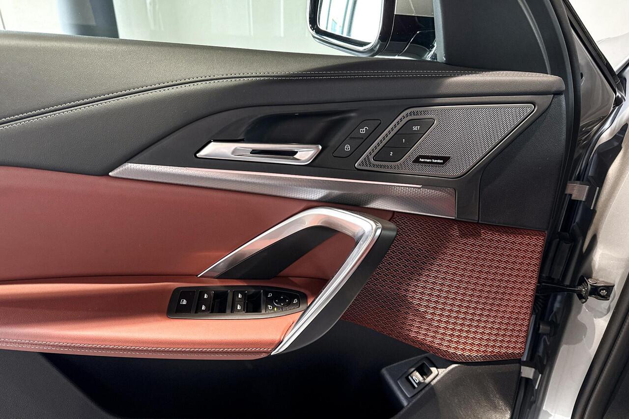 BMW iX1 eDrive20 67 kWh | M Sport | Glazen Panoramadak | Harman Kardon | Trekhaak |