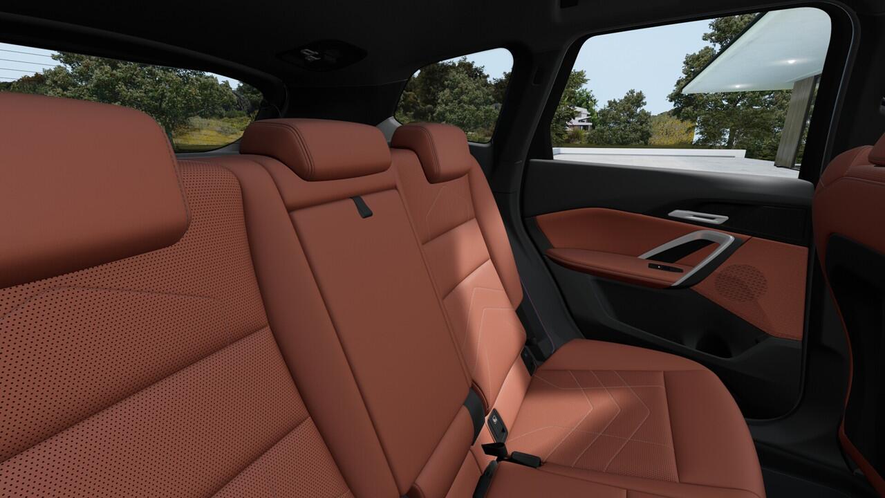 BMW iX1 eDrive20 M Sport / Sportstoelen / Achteruitrijcamera / M Adaptief onderstel / Comfort Access / Adaptieve LED / Stoelverwarming