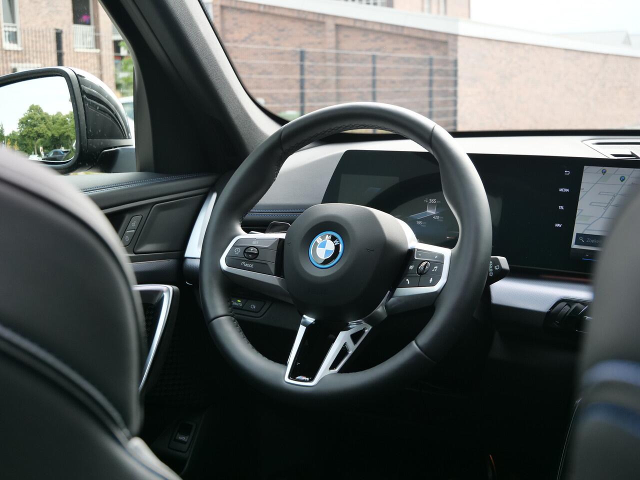 BMW iX1 eDrive20 67 kWh 204 Pk M-sport pakket Pano-dak / Trekhaak / DAB / Navi / Apple Carplay