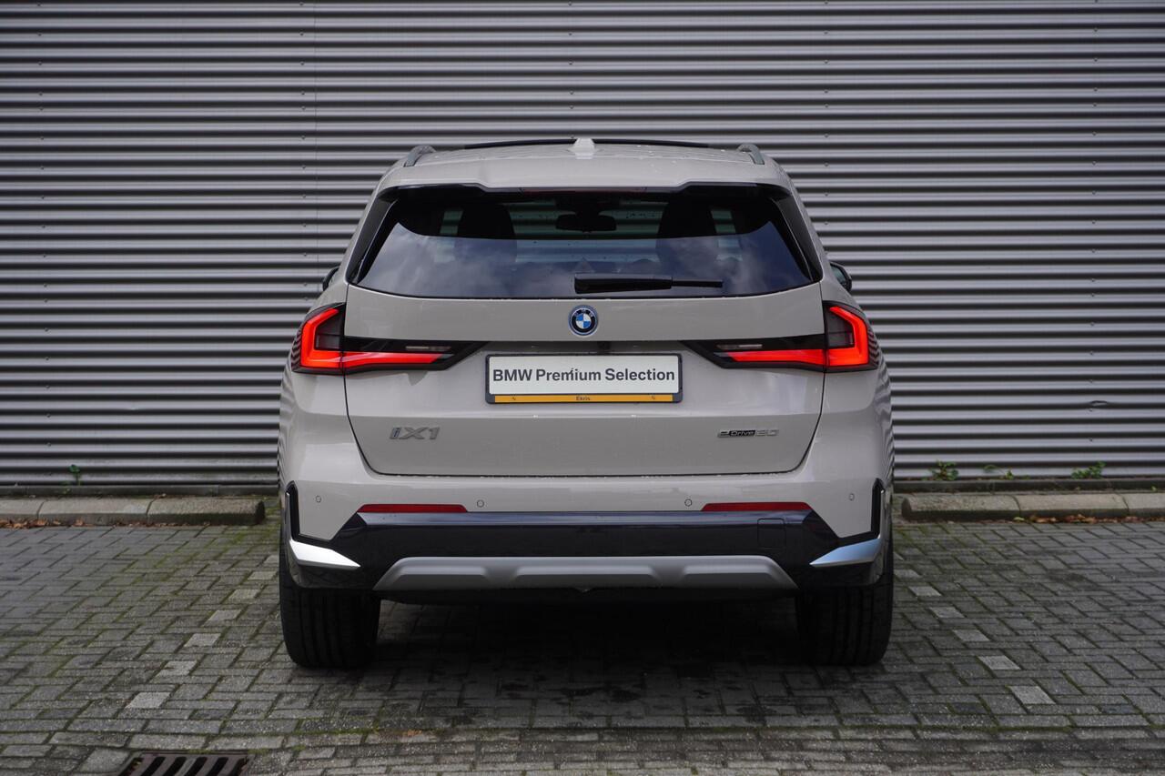 BMW iX1 eDrive20 xLine | Harman-Kardon sound system | BMW Head-Up Display | Parking Assistant Plus | Driving Assistant Plus | Comfort Pack | Trekhaak met elektrisch wegklapbare kogel | Glazen panoramadak