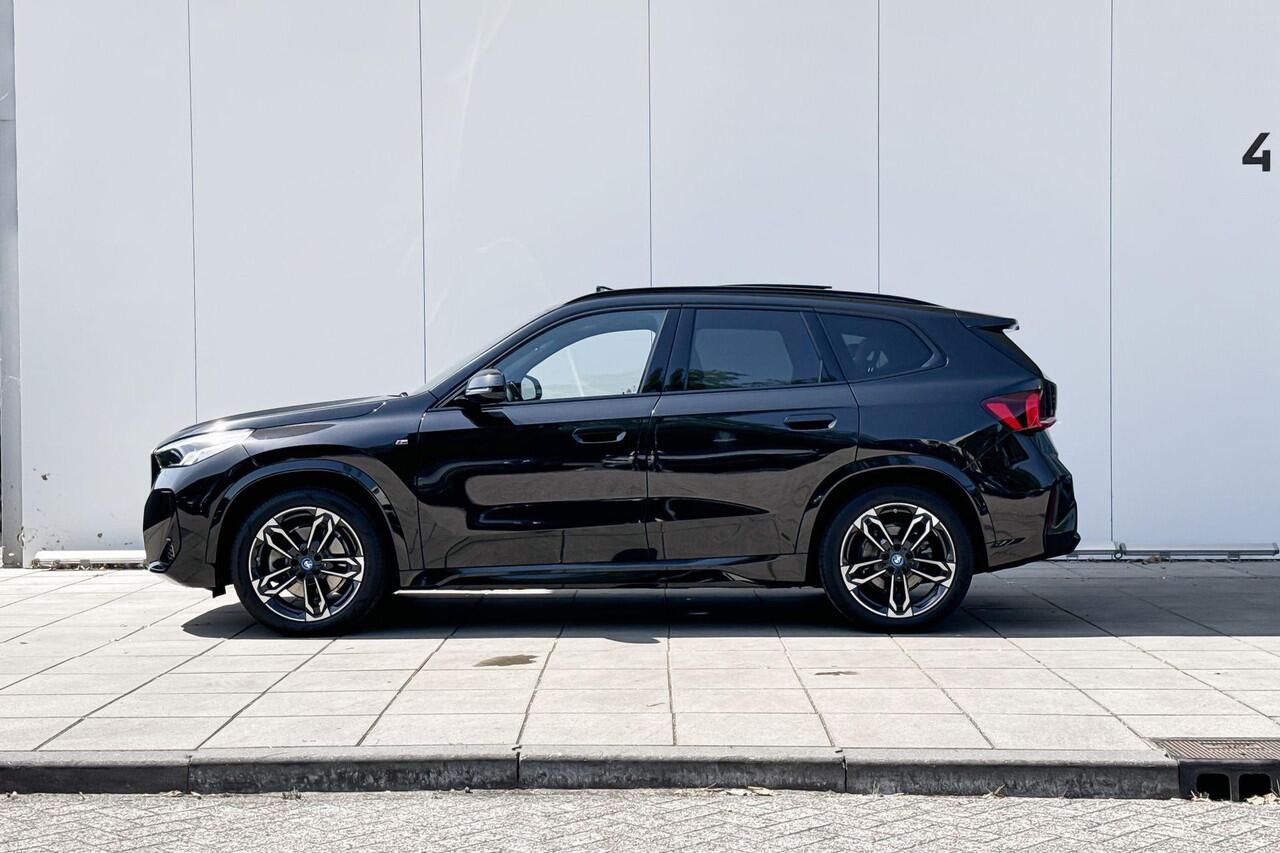 BMW iX1 xDrive30 M-Sport Glazen Schuifdak / Harman Kardon / 19 Inch / Stoelverwarming / Selections